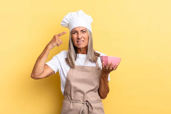 Femme Chef Âge Moyen Sentant Confus Perplexe Montrant Que Vous — Photo