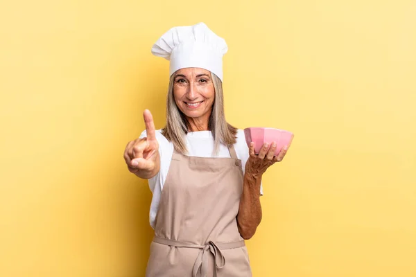 Kochfrau Mittleren Alters Lächelt Und Sieht Freundlich Aus Zeigt Die — Stockfoto