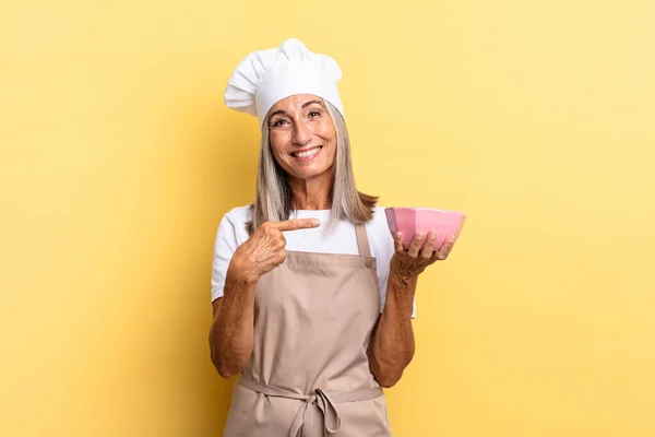 Szef Kuchni Średnim Wieku Kobieta Uśmiecha Się Radośnie Czując Się — Zdjęcie stockowe