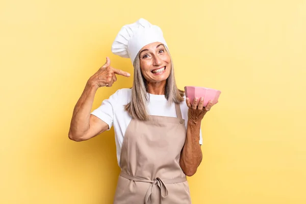 Köchin Mittleren Alters Lächelt Selbstbewusst Und Zeigt Auf Ihr Breites — Stockfoto