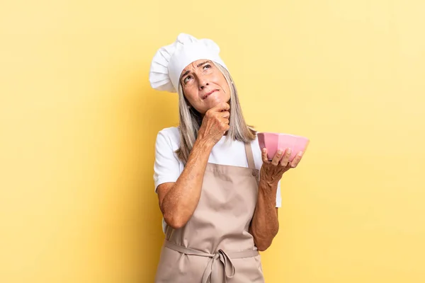 Mulher Chef Meia Idade Pensando Sentindo Duvidoso Confuso Com Diferentes — Fotografia de Stock