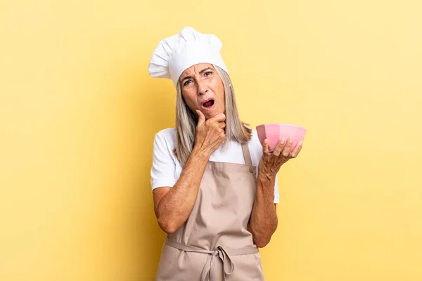 Mulher Chef Meia Idade Com Boca Olhos Bem Abertos Mão — Fotografia de Stock