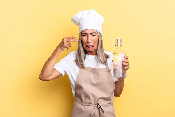 Mulher Chef Meia Idade Olhando Infeliz Estressado Gesto Suicida Fazendo — Fotografia de Stock