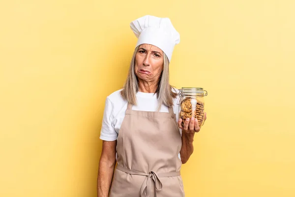 Mulher Chef Meia Idade Sentindo Triste Choramingas Com Olhar Infeliz — Fotografia de Stock