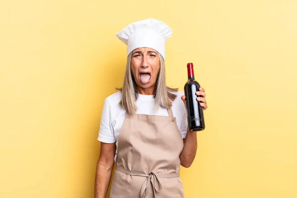 Mulher Chef Meia Idade Com Atitude Alegre Despreocupada Rebelde Brincando — Fotografia de Stock