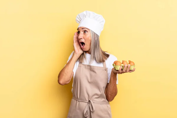 Mulher Chef Meia Idade Sentindo Feliz Animado Surpreso Olhando Para — Fotografia de Stock