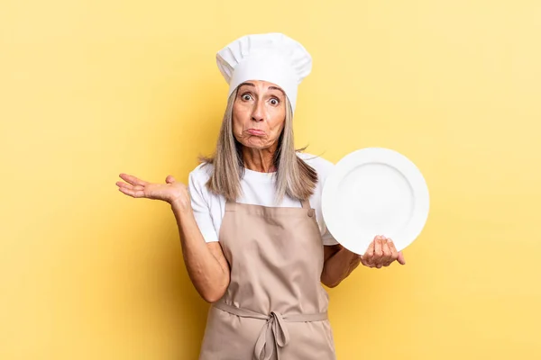 Mulher Chef Meia Idade Sentindo Perplexo Confuso Duvidar Ponderar Escolher — Fotografia de Stock