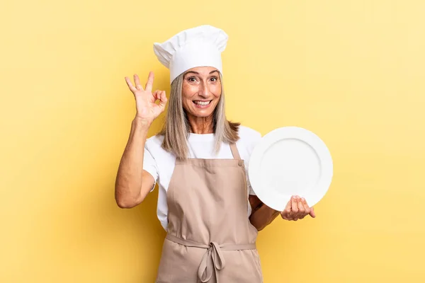 Szef Kuchni Średnim Wieku Kobieta Czuje Się Szczęśliwy Zrelaksowany Zadowolony — Zdjęcie stockowe