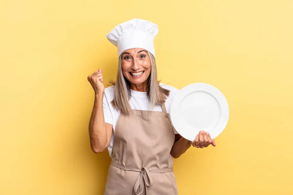 Mulher Chef Meia Idade Sentindo Chocado Animado Feliz Rindo Celebrando — Fotografia de Stock