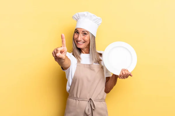 Kochfrau Mittleren Alters Lächelt Stolz Und Selbstbewusst Und Posiert Triumphierend — Stockfoto