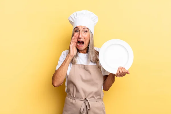 Mulher Chef Meia Idade Sentindo Feliz Animado Positivo Dando Grande — Fotografia de Stock