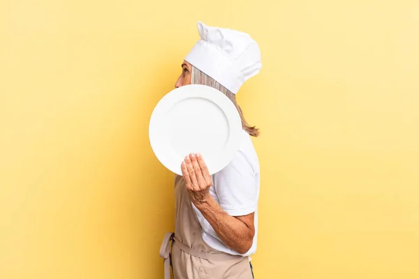 Mujer Chef Mediana Edad Vista Perfil Que Buscan Copiar Espacio — Foto de Stock