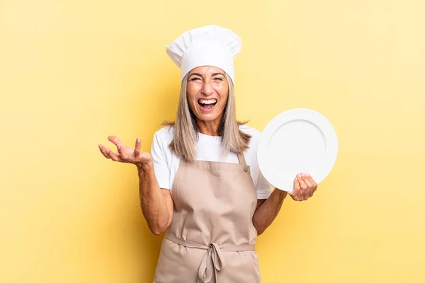 Köchin Mittleren Alters Sieht Wütend Genervt Und Frustriert Aus Schreit — Stockfoto