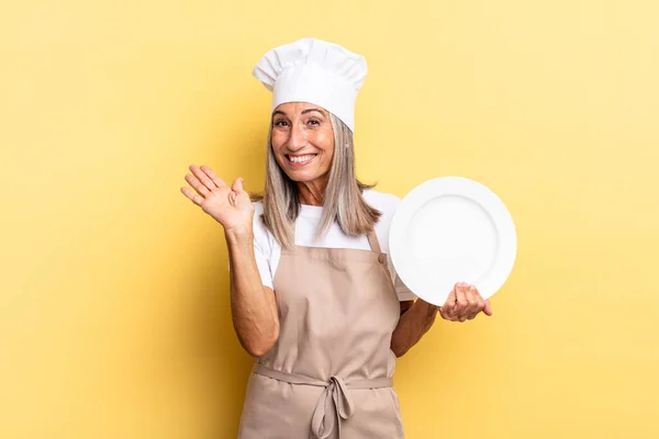 Mulher Chef Meia Idade Sorrindo Feliz Alegremente Acenando Mão Acolhendo — Fotografia de Stock