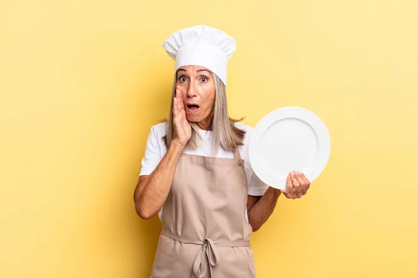 Mulher Chef Meia Idade Sentindo Chocado Assustado Olhando Aterrorizado Com — Fotografia de Stock