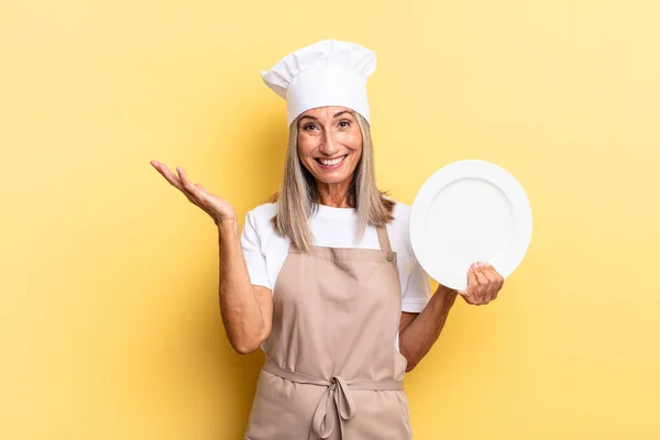 Mulher Chef Meia Idade Sentindo Feliz Surpreso Alegre Sorrindo Com — Fotografia de Stock