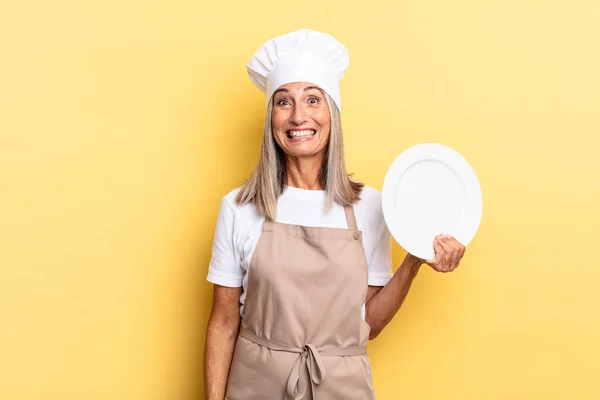 Köchin Mittleren Alters Sieht Glücklich Und Angenehm Überrascht Aus Aufgeregt — Stockfoto