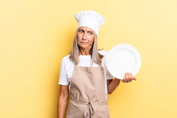 Mulher Chef Meia Idade Sentindo Triste Chateado Com Raiva Olhando — Fotografia de Stock