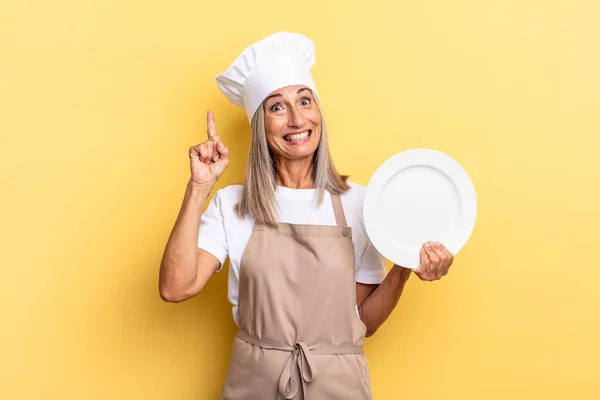 Mulher Chef Meia Idade Sentindo Como Gênio Feliz Animado Depois — Fotografia de Stock