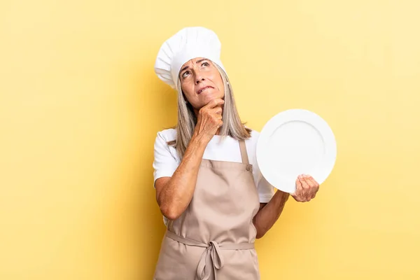 Mulher Chef Meia Idade Pensando Sentindo Duvidoso Confuso Com Diferentes — Fotografia de Stock