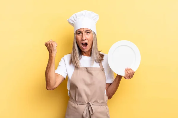 Mulher Chef Meia Idade Gritando Agressivamente Com Uma Expressão Irritada — Fotografia de Stock