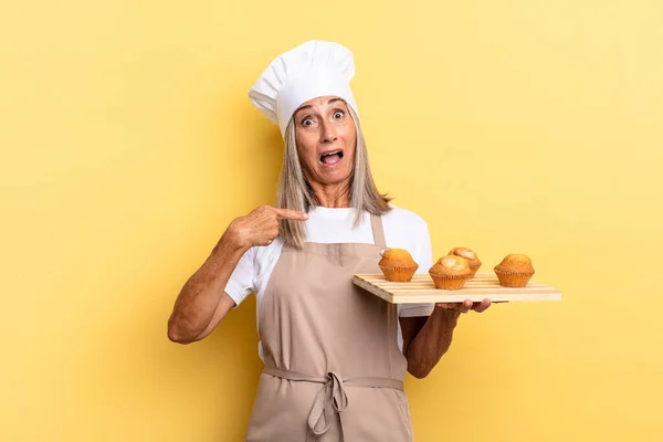 Mulher Chef Meia Idade Olhando Chocado Surpreso Com Boca Bem — Fotografia de Stock