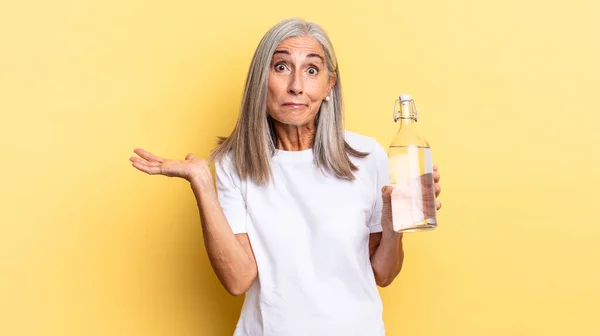 Sentir Confuso Confuso Duvidar Ponderar Escolher Opções Diferentes Com Expressão — Fotografia de Stock