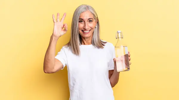 Sentindo Feliz Relaxado Satisfeito Mostrando Aprovação Com Gesto Sorrindo Segurando — Fotografia de Stock