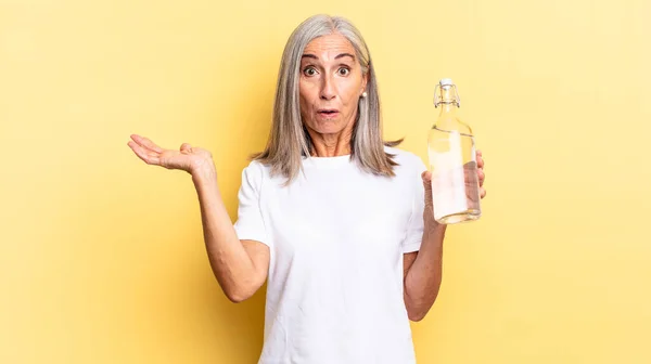 Mirando Sorprendido Sorprendido Con Mandíbula Caída Sosteniendo Objeto Con Una — Foto de Stock