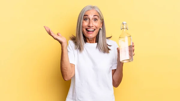 Sentir Feliz Surpreso Alegre Sorrindo Com Atitude Positiva Percebendo Uma — Fotografia de Stock