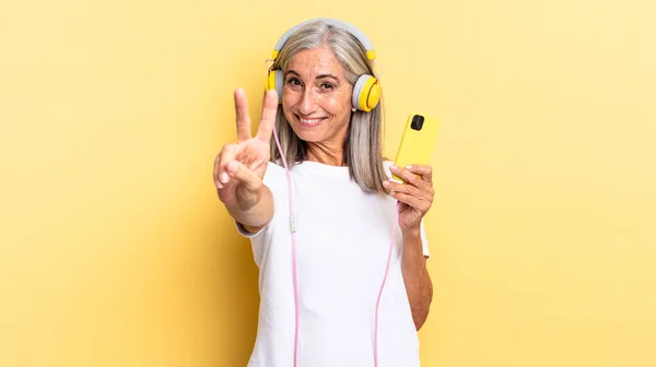 Sorrindo Olhando Amigável Mostrando Número Dois Segundo Com Mão Para — Fotografia de Stock