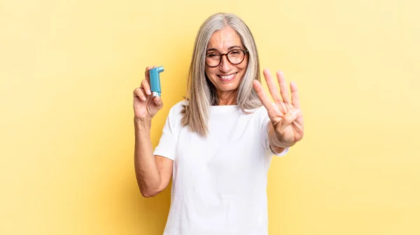 Sorrindo Parecendo Amigável Mostrando Número Quatro Quarto Com Mão Para — Fotografia de Stock