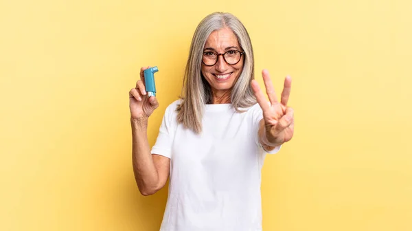 Sonriendo Mirando Amistoso Mostrando Número Tres Tercero Con Mano Hacia — Foto de Stock