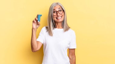 Mutlu ve hoş bir şekilde şaşırmış görünüyor, büyülenmiş ve şok olmuş bir ifadeyle heyecanlanıyor. astım konsepti