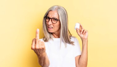 Sinirli, sinirli, isyankar ve agresif hissediyorum, orta parmağımı şıklatıyorum, karşılık veriyorum ve ilaç şişesi tutuyorum.