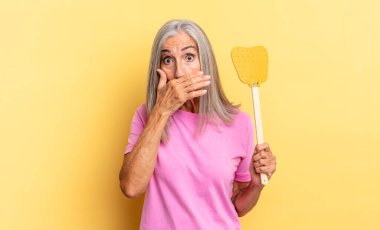 Şok olmuş, şaşırmış bir ifadeyle ağzı kapamak, bir sır saklamak ya da 