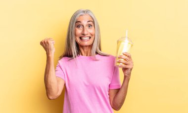 Şok oldum, heyecanlandım ve mutluyum, gülüyorum ve başarıyı kutluyorum, vay canına! Ve bir milkshake tutuyor.