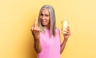 Sinirli, sinirli, asi ve agresif hissediyorum, orta parmağı çeviriyorum, karşılık veriyorum ve bir milkshake tutuyorum.