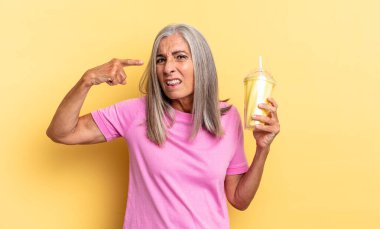 Kafan karışık ve kafan karışık, deli olduğunu ya da aklını kaçırdığını ve elinde milkshake tuttuğunu gösteriyorsun.