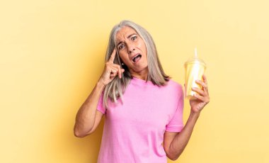 Şaşırmış, ağzı açık, şok olmuş, yeni bir düşünceyi, fikri ya da konsepti fark eden ve elinde bir milkshake tutan