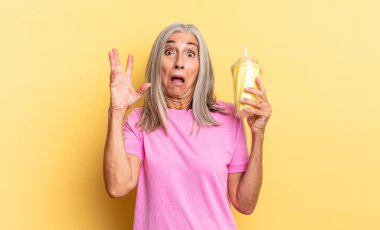 Eller havada bağırmak, öfkeli, hayal kırıklığına uğramış, stresli ve üzgün hissetmek ve bir milkshake tutmak
