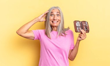 Stresli, endişeli, endişeli ya da korkmuş hissediyorum, elleri başımda, bir çivi çantası tutarken yanlışlıkla panikliyorum.