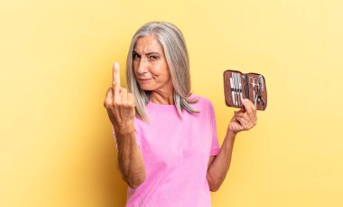 Sinirli, sinirli, isyankar ve agresif hissediyorum, orta parmağımı şıklatıp, bir çivi çantası tutarak mücadele ediyorum.