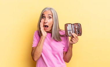 Şok oldum ve korktum, ağzım açık ve ellerim yanaklarımda, elimde bir alet çantası tutuyordum.