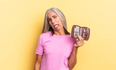 Tiksindim ve rahatsız oldum, dilimi dışarı çıkardım, iğrenç bir şeyden hoşlanmadım ve elimde bir alet çantası tutuyordum.