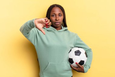 Kızgın, sinirli, hayal kırıklığına uğramış ya da hoşnutsuz, ciddi bir bakışla başparmaklarını aşağı gösteren. futbol kavramı