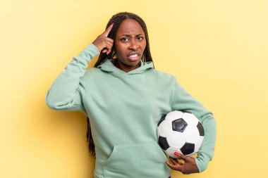 Kafan karışık ve şaşkın hissediyorsun. Deli, deli ya da aklını kaçırmış olduğunu gösteriyorsun. futbol kavramı