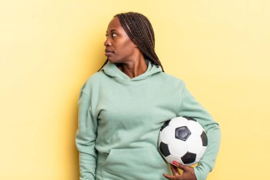 Profil görünümünde uzayı kopyalamak, düşünmek, hayal etmek ya da hayal kurmak. futbol kavramı