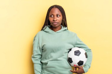 Üzgün, üzgün ya da kızgın hissediyorum ve olumsuz bir tavır takınıp, anlaşmazlık içinde somurtuyorum. futbol kavramı