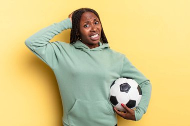 Stresli, endişeli, endişeli ya da korkmuş hissediyorum. Elleri başımda, hata yaptığımda panikliyorum. futbol kavramı